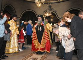 Празничният ден за Пазарджик в снимки: Литургията в храм Св.св. Константин и Елена