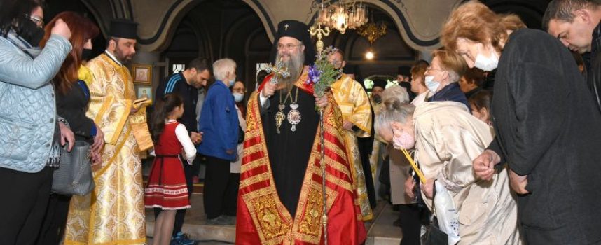 Празничният ден за Пазарджик в снимки: Литургията в храм Св.св. Константин и Елена