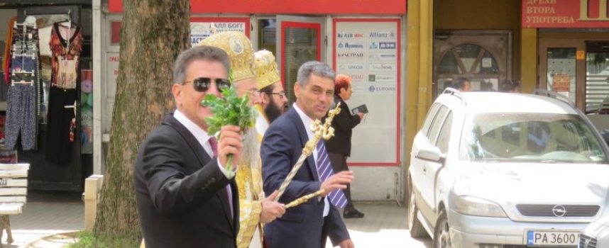 Обзор на празника: Митрополит Николай благослови „богоспасяемият Пазарджик“, градоначалникът ни поздрави на площада