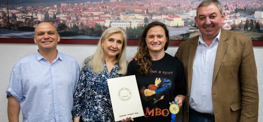 Златното момиче на българското самбо Мария Оряшкова с признание от „Асарел-Медет“