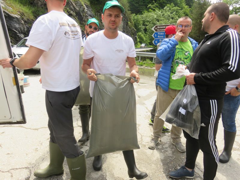 20 000 рибки подари „Биовет“ АД на рибарско сдружение „За Стара река“ 6 12риби4