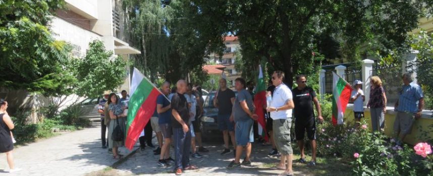 Синитово скочи на протест срещу решение на Административен съд за референдума