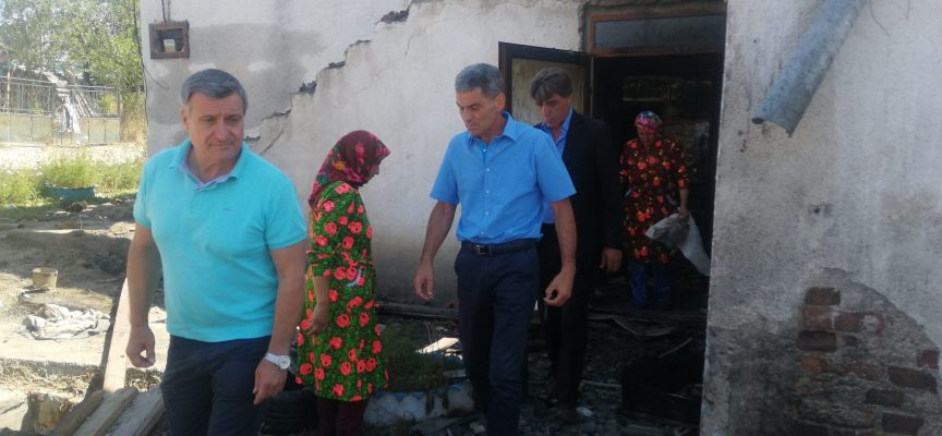 Областният управител Иван Васев се срещна с пострадалите от пожара в село Кръстава