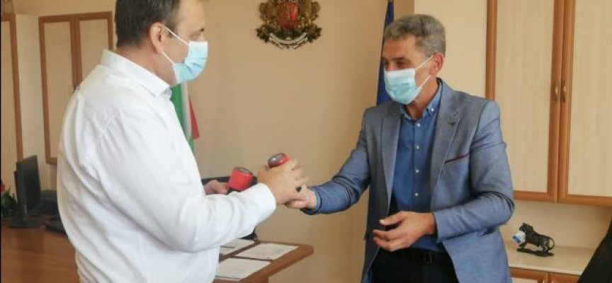 Областният управител Иван Васев връчи печата на РИК Пазарджик, комисията започна работа