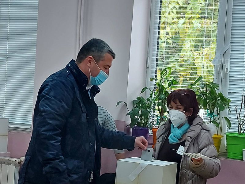 Драгомир Стойнев гласува в името на България и за край на политическата криза 1 14Стойнев