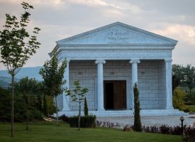 Велинградска фирма „облече“ храма на Кибела в Историческия парк край Варна