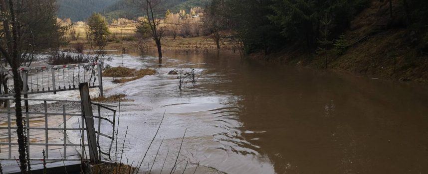 Тревога: Реката в Сърница излезе от коритото си