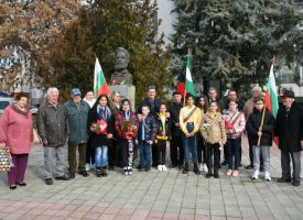 Кметът Тодор Попов и граждани Пазарджик почетоха годишнината от рождението на Христо Ботев