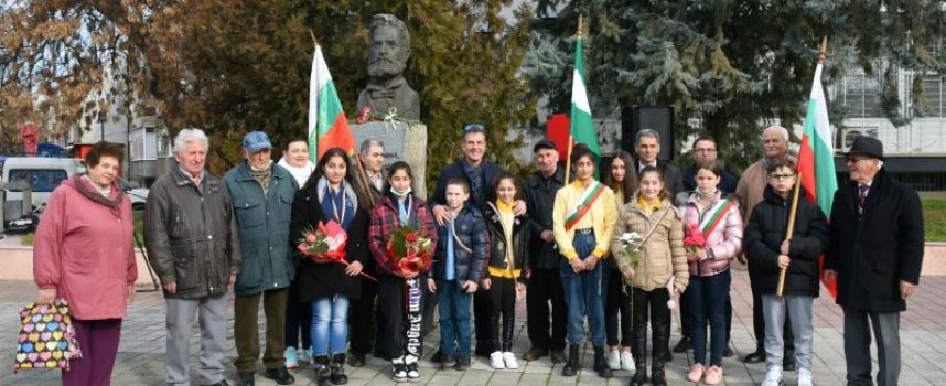 Кметът Тодор Попов и граждани Пазарджик почетоха годишнината от рождението на Христо Ботев