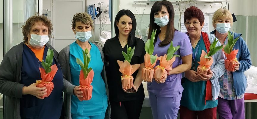 В МБАЛ – Пазарджик: Д-р Темнилов дари лалета на всички лекарки, медицински сестри и санитарки