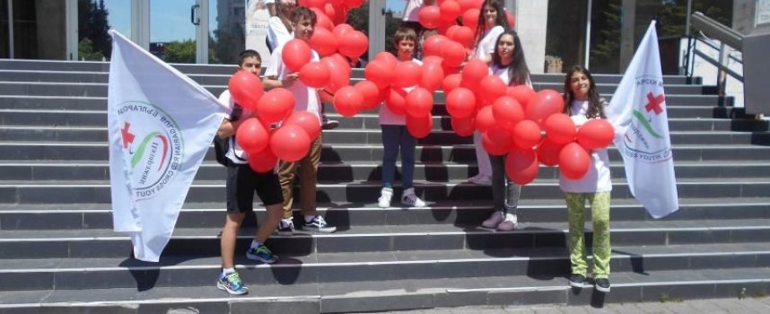 РЗИ и БМЧК с червена панделка от балони отбелязаха 15 май