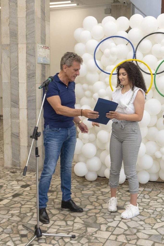 18дете момиче