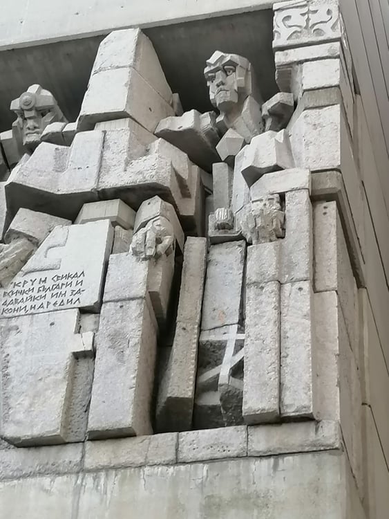 Съботни маршрути: Четири места в Шумен, които не бива да пропускаш 4 29паметник2