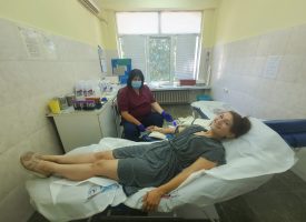 Медицинска сестра дари кръв, за да спаси родилка