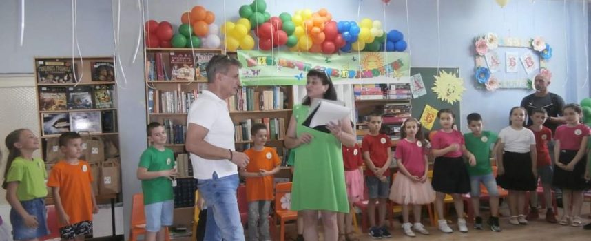 Кметът Тодор Попов връчи свидетелствата на първолаци в библиотеката