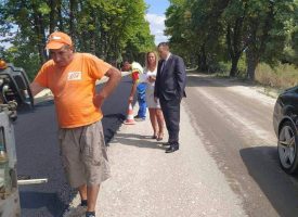 Полагат асфалт на ремонтирания път от Главиница до разклона за Капитан Димитриево