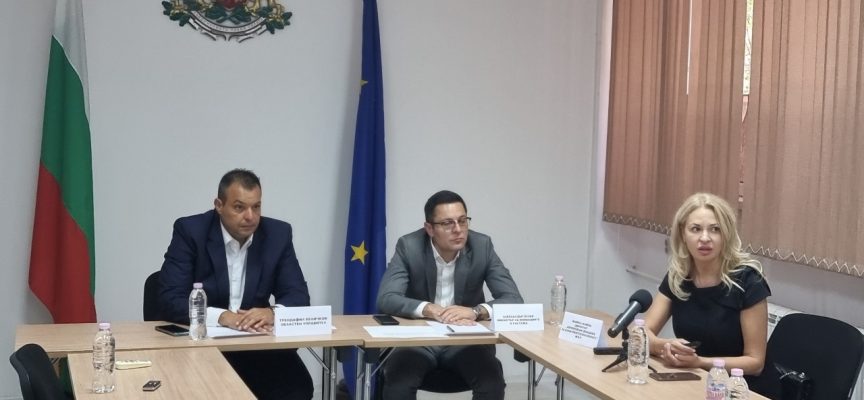 Министър Александър Пулев в Пазарджик: Основният приоритет е глътка въздух за най-уязвимия сегмент от българската икономика