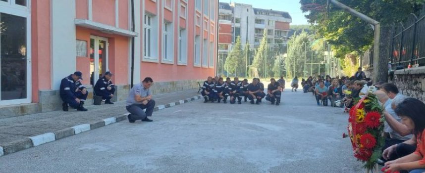 Десетки пожарникари се поклониха пред паметната плоча на загиналия Кръстьо Стоянов в Белово