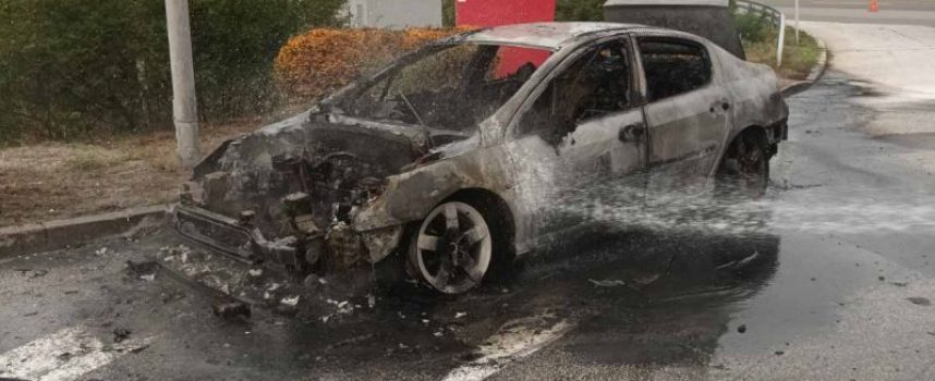 Кола пламна на бензиноколонка на OMV -то край Виноградец, избутаха я да не избухне