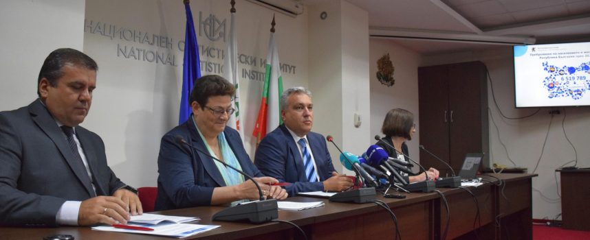 НСИ: Малко над 6.5 млн. души живеят в България