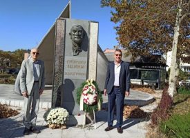 Предприемачите с цветя пред паметника на Захари Стоянов