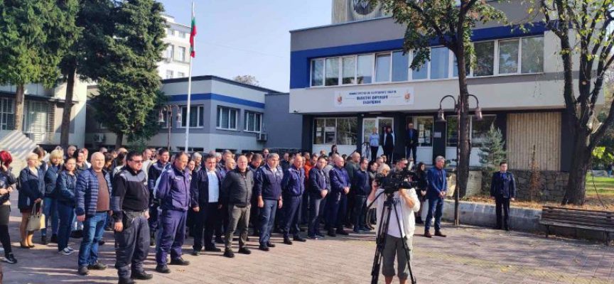 Пазарджик: Служителите на МВР в областта отдадоха почит на загиналия граничен полицай