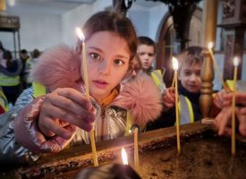 Децата от ДПУ посетиха православни храмове в навечерието на Рождество Христово