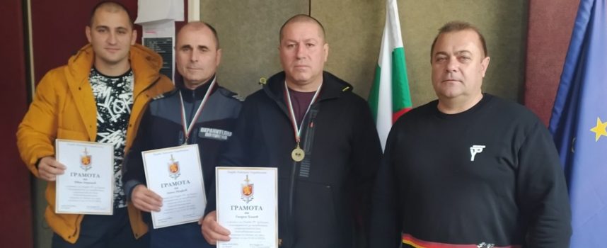 Бургаски полицаи играха благотворително в турнир, даряват постъпленията на семейството на загиналия Иван Тасев