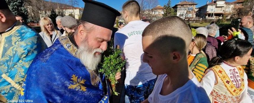 14-годишният Калин Цветков спаси Богоявленския кръст в Пещера