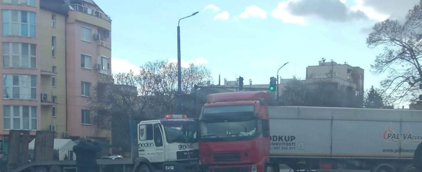 Два камиона се кюснаха на кръстовището на бул. „Г. Бенковски“ и „Стоян Ангелов“, затапиха пътя