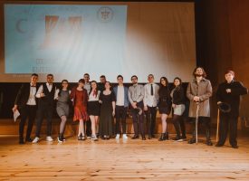 Ученици от Математическата гимназия и учителката им със спектакъл трибют на българските писатели