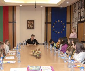Кметът Тодор Попов награди участниците в проекта „Пази детето в интернет”
