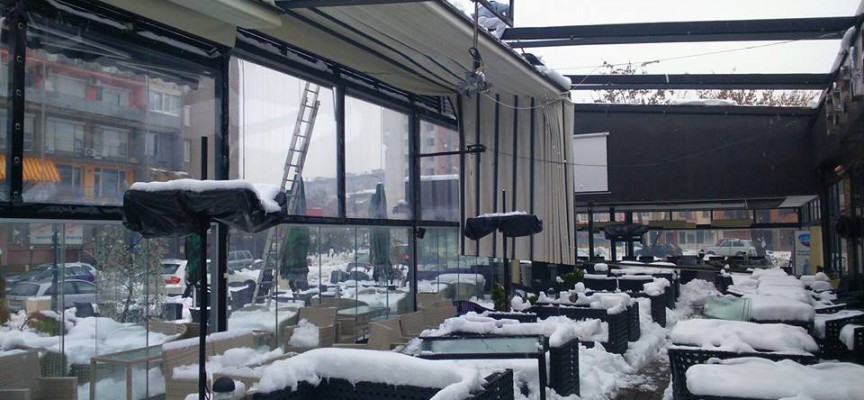 В Пазарджик: Снегът потроши навеси на заведения и автомивки
