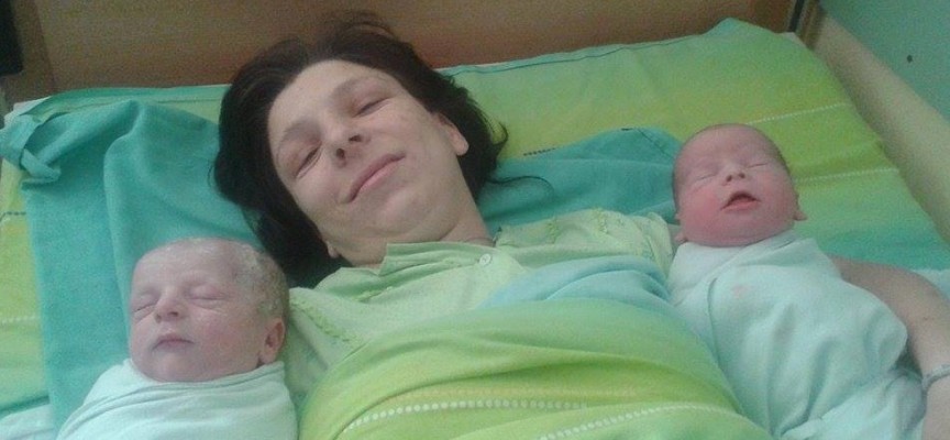 Щъркелът донесе днес: Близнаци се родиха в Пазарджик в деня на кралското бебе