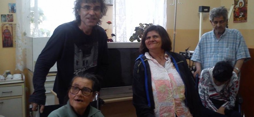 Владо Въргала дари телевизор на социален дом в Щърково