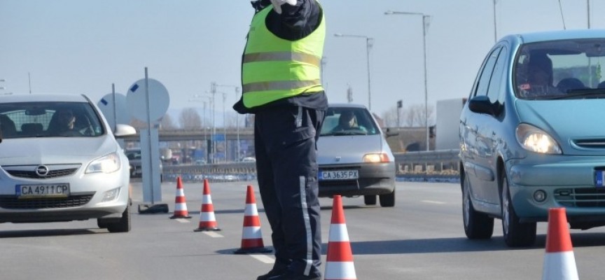 Пътна полиция започва проверки за обезопасителни колани и каски на мотористите