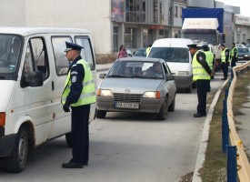 Камион помля кола на изхода към Звъничево