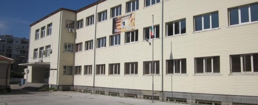 Пазарджик: Ученички се биха в двора на СУ „Георги Брегов“