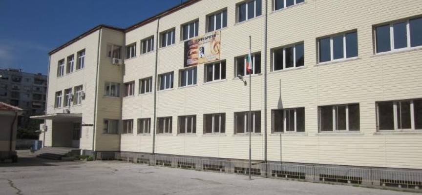 Пазарджик: Ученички се биха в двора на СУ „Георги Брегов“
