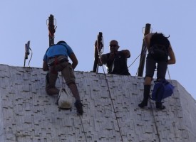 Вижте как смелчаци изкачиха сградата на Общината днес
