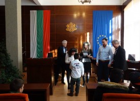 В Пещера: Николай Зайчев се срещна с деца сираци