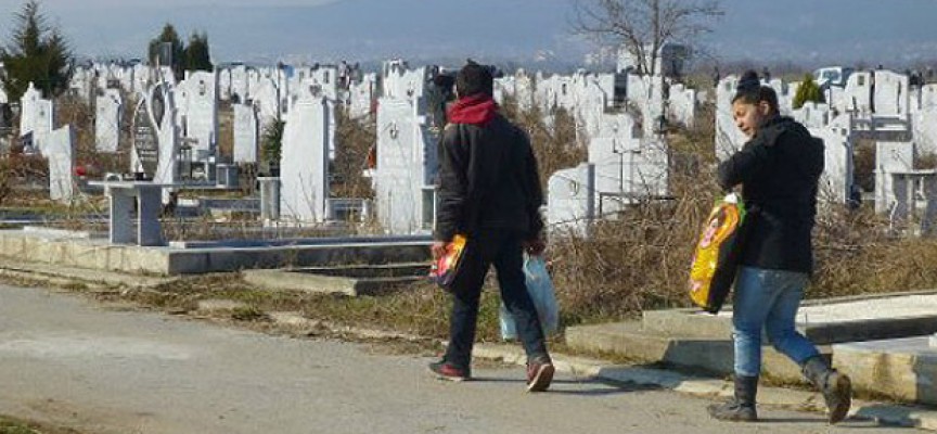 Читателска връзка: Вандали крадат мраморни плочи от гробищата