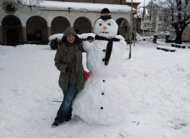 Снежен човек позира пред Света Богородица
