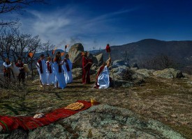 УТРЕ: Следовниците на древните траки отбелязват пролетното равноденствие на Момини камъни