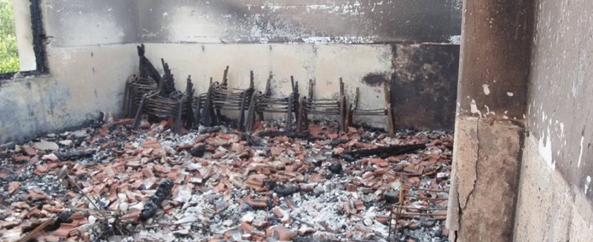 Търсят се доброволци за почистване на сградата на изгорялото читалище в Мененкьово