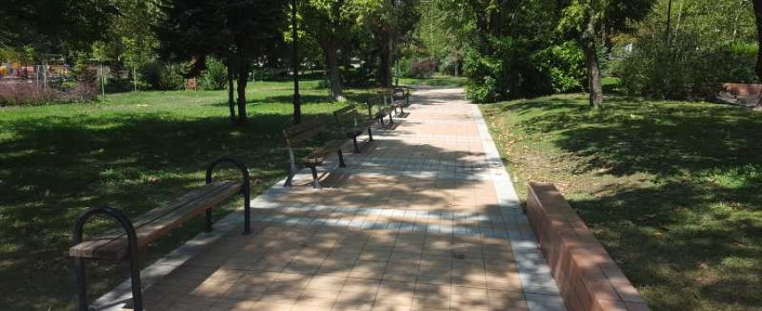 Монтират нови пейки в парковете на Пещера, Радилово и Капитана