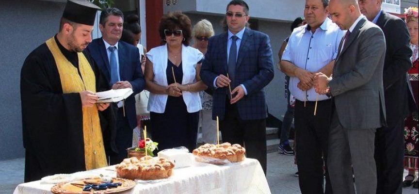 Зам.министър Нанков резна лентата на санирания блок в Брацигово