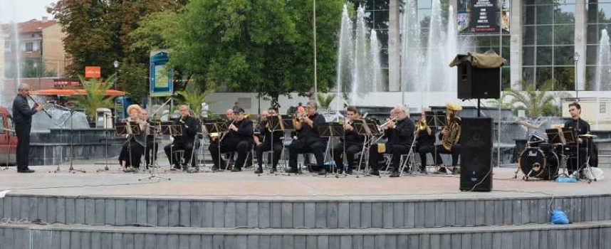 Поредица от малки празнични концерти подарява Община Пазарджик на жителите и гостите на града, вижте програмата