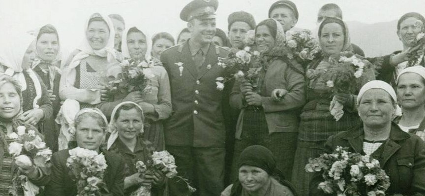 Ясна е самоличността на жените от снимката с Гагарин