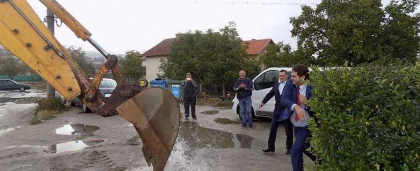 Реконструкция на водопровод и празника на общините отбелязаха в Стрелча